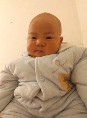 几个月宝宝可以背