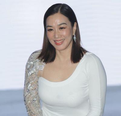 钟丽缇身穿白色连衣裙参加活动,曾经的