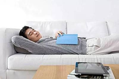 长期睡沙发对身体有影响吗