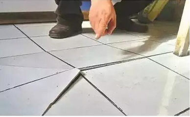 地板砖遇水变色