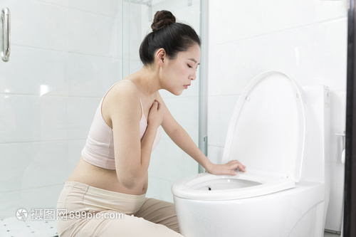 美女怀孕呕吐