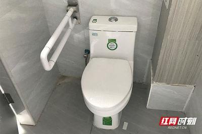 坐便对着卫生间门