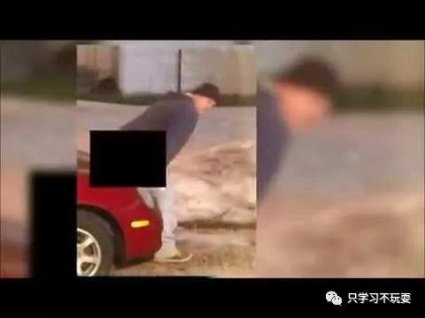 梦见别人看见自己拉屎