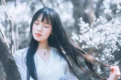 天生桃花命的生肖女