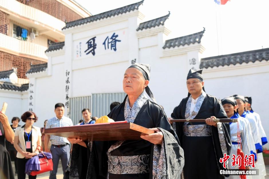 江西千年豫章書院舉行祭孔典禮 百餘師生參與