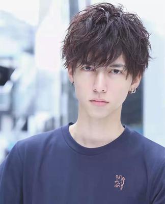 头发硬适合什么发型男