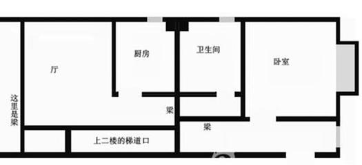 客厅与厨房和卫生间有道梁