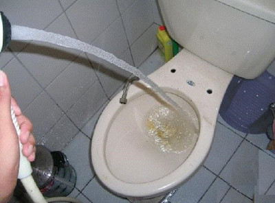 卫生巾把马桶堵了怎么办