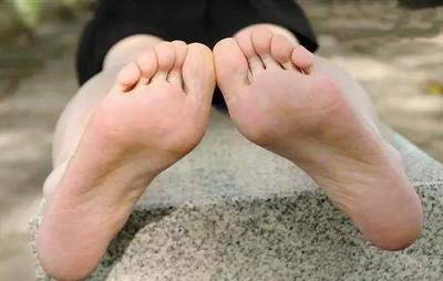 脚底板红是怎么回事