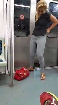 网友实拍:女子地铁里不雅如厕,实在憋不住?