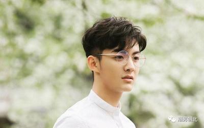 带圆框眼镜的男生发型