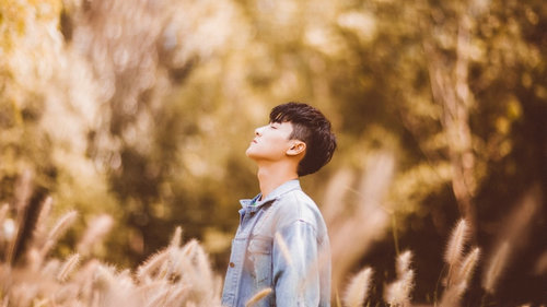 刘帅曝初秋治愈系写真 清新少年暖萌人心