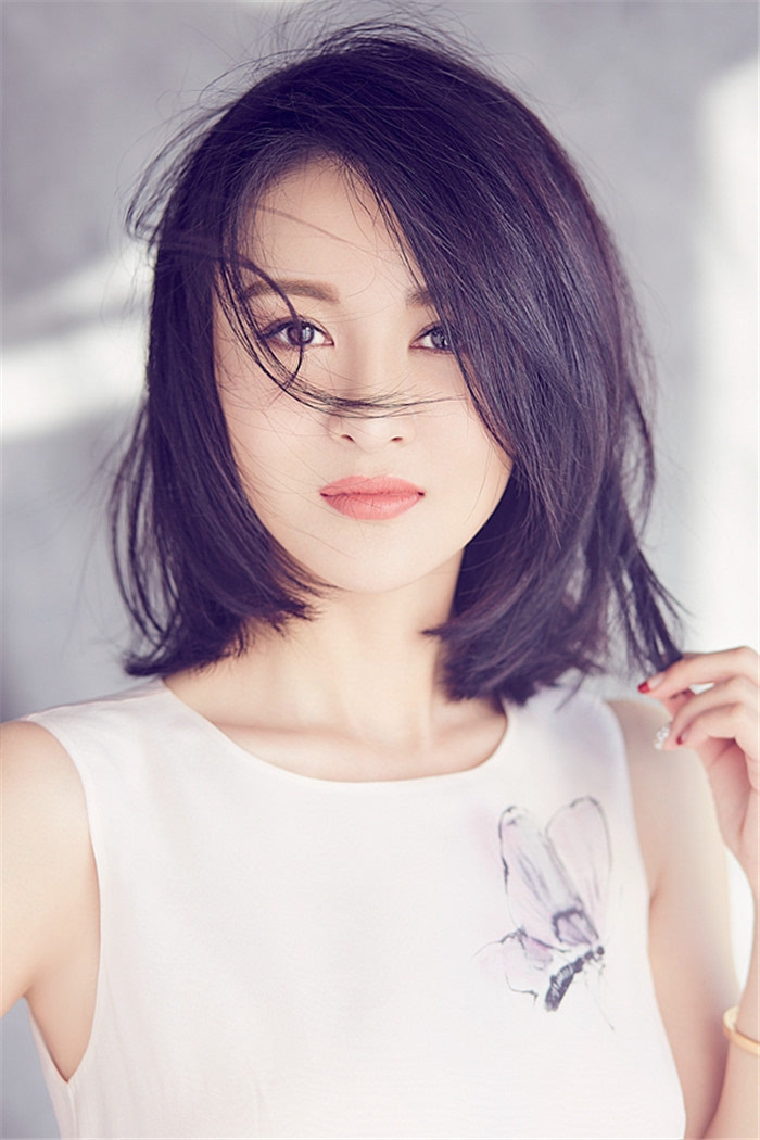 郑亦桐春日写真干净纯美 清新短发素雅白裙似.