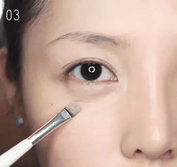 化妆眼袋怎么遮盖