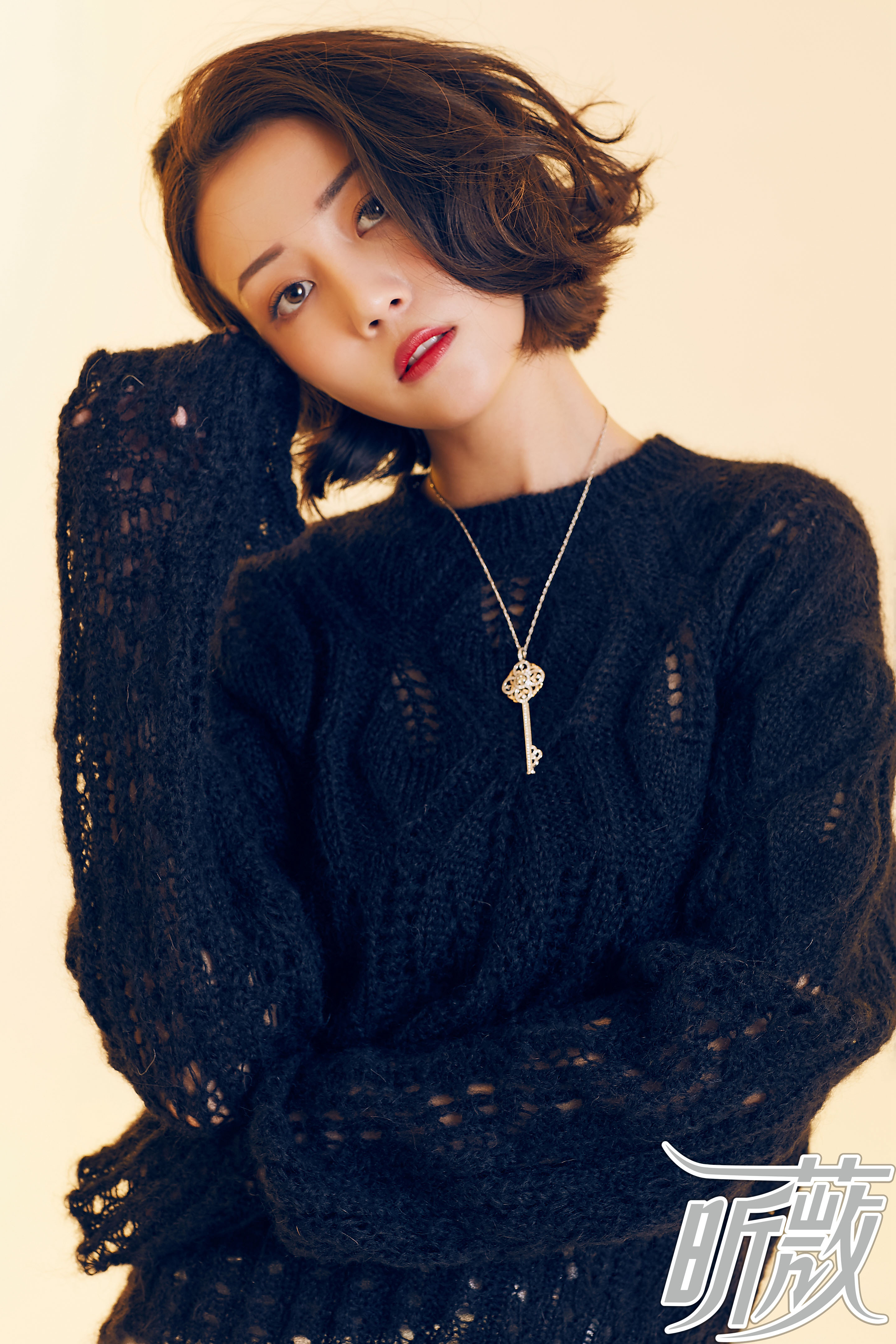 李溪芮登杂志封面 新晋长腿女神驾驭多面穿搭
