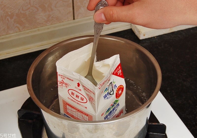 塑料袋装牛奶可以用热水烫吗