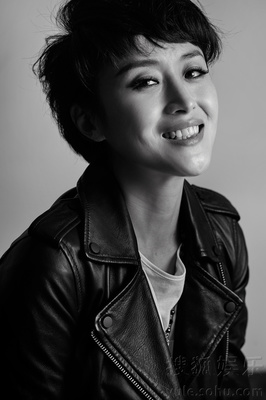 演员傅淼黑白写真帅气逼人 中性打扮狂野霸气.