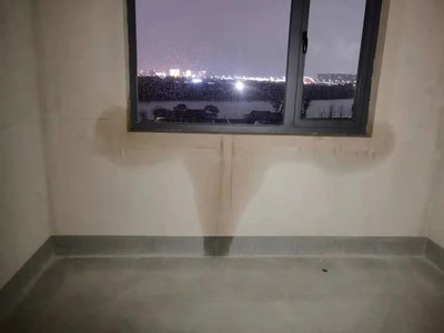 楼梯间厨房外墙渗水起皮
