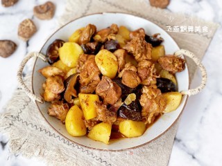 香菇炖鸡还是土豆炖鸡好吃