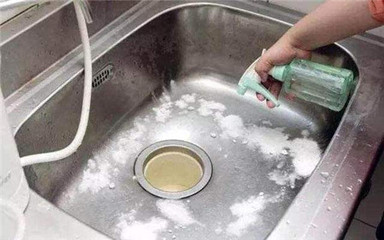顶楼厨房下水道下水时冒泡