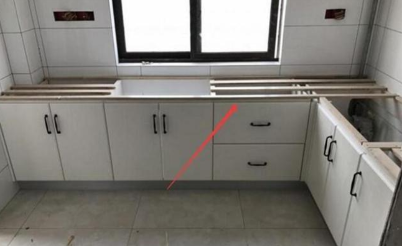 定做的橱柜里面垫什么区别