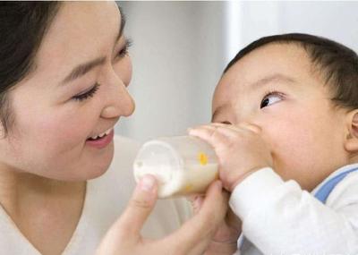 宝宝喝母乳