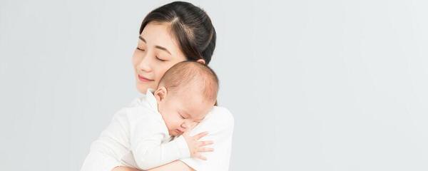 梦见自己抱着一个小孩