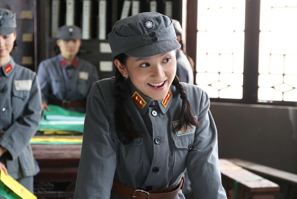 解惠清《铁血将军》曝军装剧照 英姿飒爽显柔.