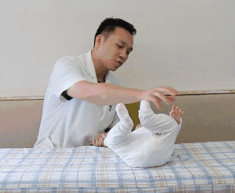 5个月不会翻身正常吗