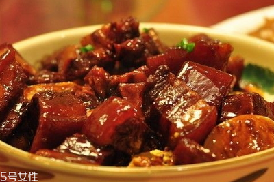 红烧羊肉放不放酱油