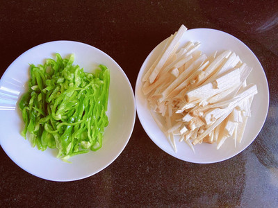青椒炒鸡腿菇做法大全家常