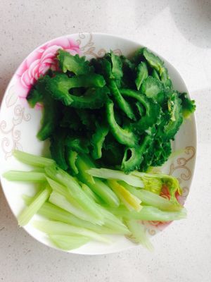 苦瓜芹菜炒的做法大全家常