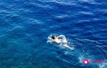 梦见自己在海水里