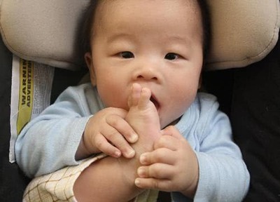 宝宝三个月老是吃手怎么回事