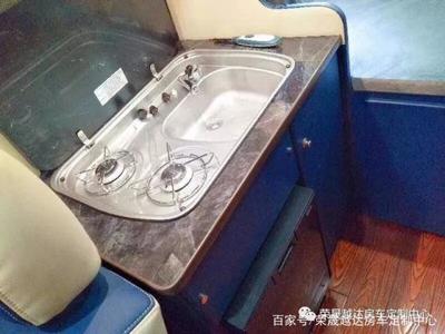 厨房燃气灶和水盆摆放