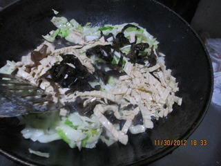 香菇炒腐竹炒肉丝的做法