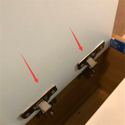 不用绞链的橱柜门