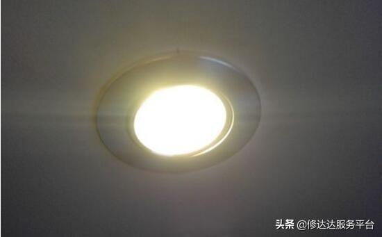 吊顶筒灯怎么换灯泡