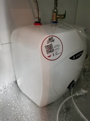 橱柜里角阀表面是冷凝水吗
