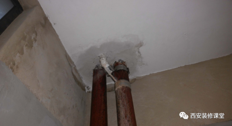 室内厨房共用下水管漏水