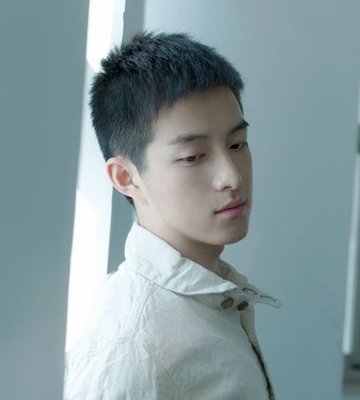 中学生短发男