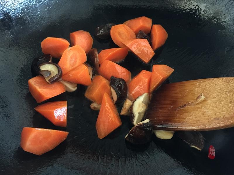 鸡肉炒香菇和胡萝卜的做法