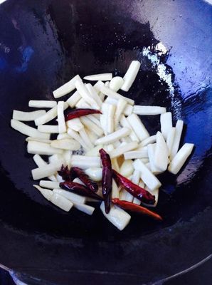 青椒炒鸡腿菇做法大全家常
