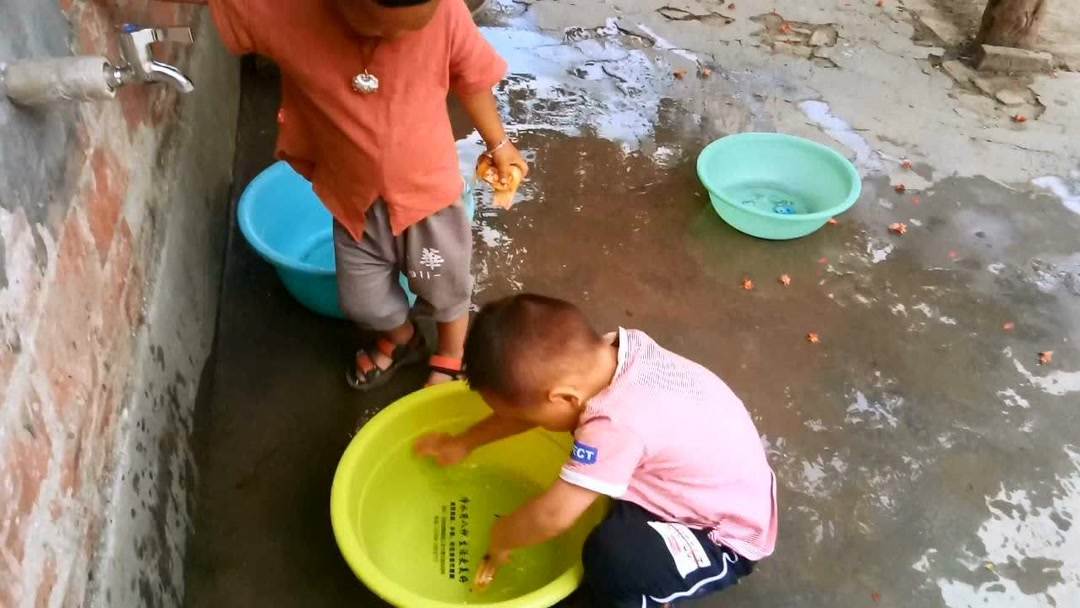 3岁小孩老玩水怎么教育