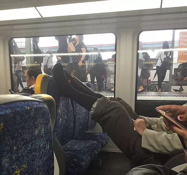 火车硬卧中铺鞋放哪啊