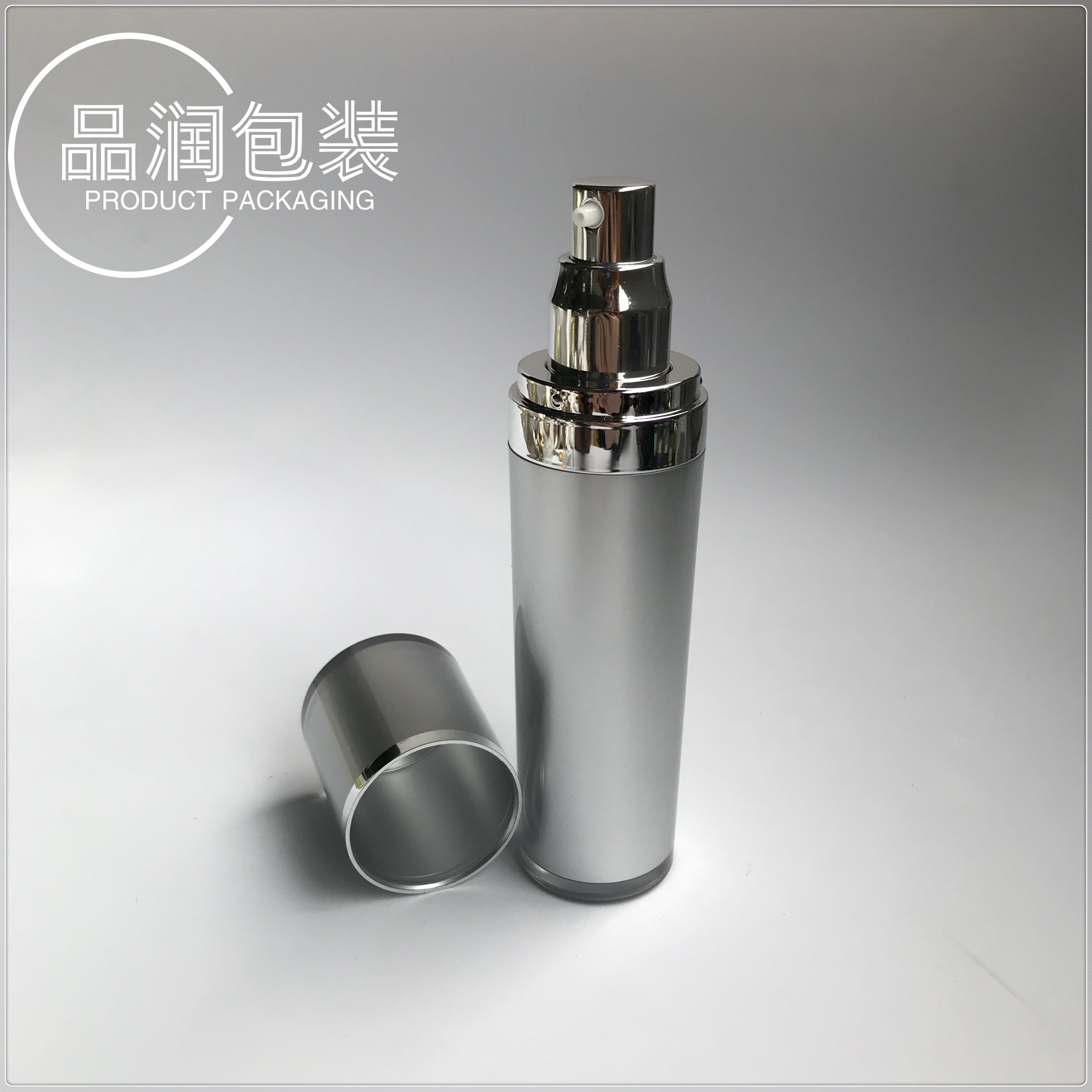 银色瓶子的护肤品