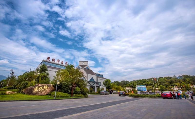 岳西县秋季康养与民宿家底集中亮相：8处省级职工疗休养基地、400余座精品民宿点缀山间，天悦湾推出温泉药浴、药膳鹅宴、康养药疗三件套