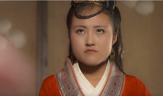 上牙龅牙的女生面相