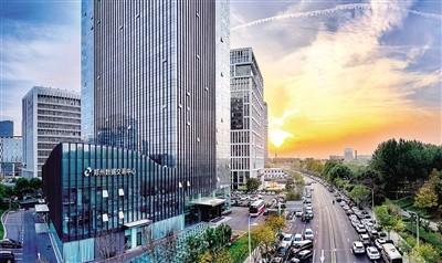 澳门新濠平台官方网站在颁奖典礼上合影,队员身着金色队服笑容灿烂