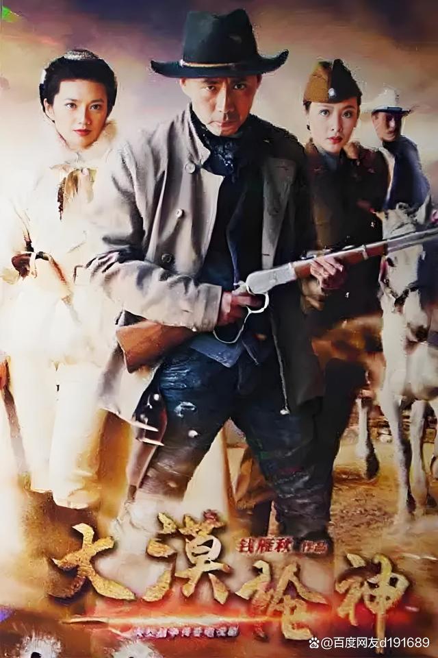电影《母亲!》中母亲站在满是人群的客厅的剧照